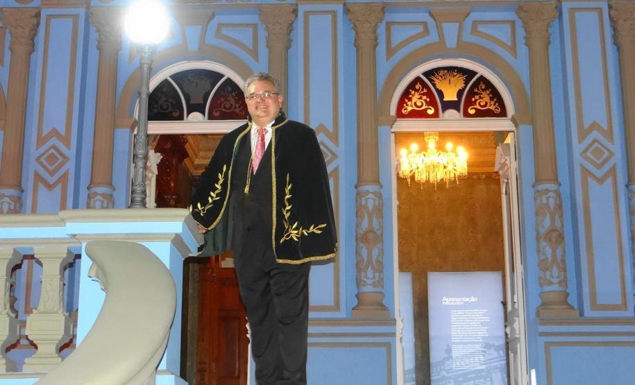 Professor da Unespar toma posse na Academia Paranaense de Letras