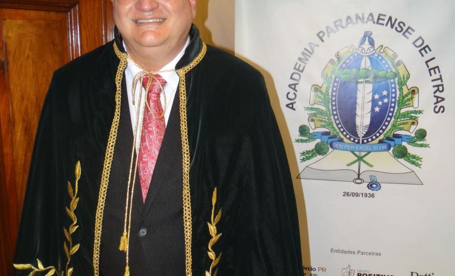 Professor da Unespar toma posse na Academia Paranaense de Letras