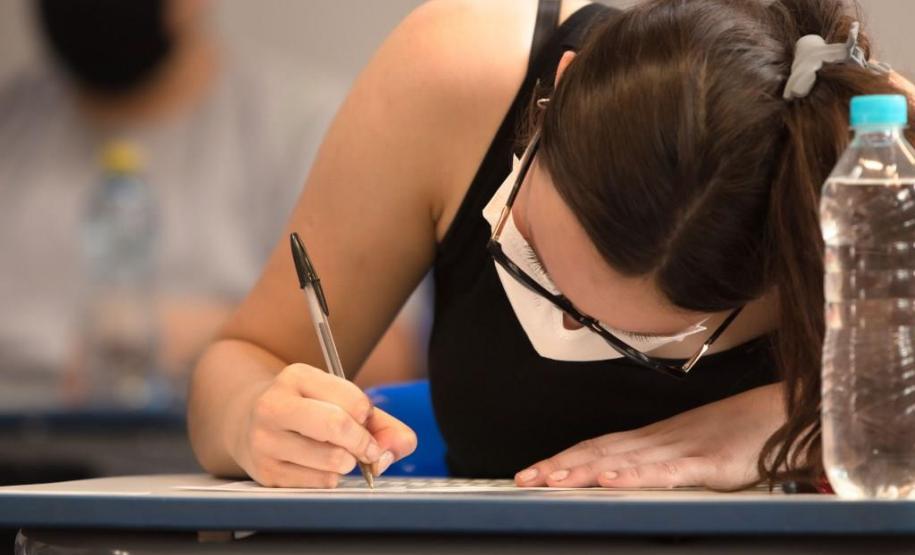 Unioeste divulga concurso com mais de 100 vagas para várias categorias profissionais