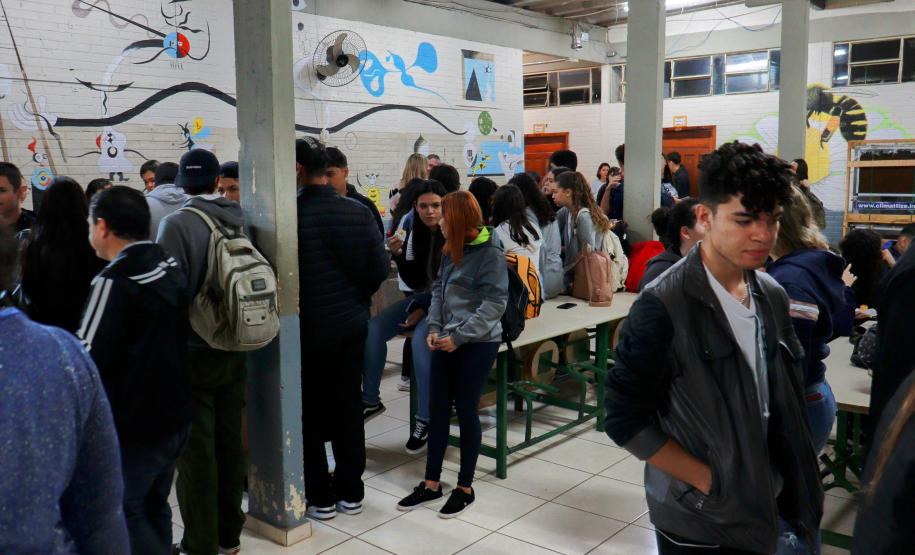 Colégio Helena Kolody, em Cambé, promove acolhida aos estudantes na retomada das aulas