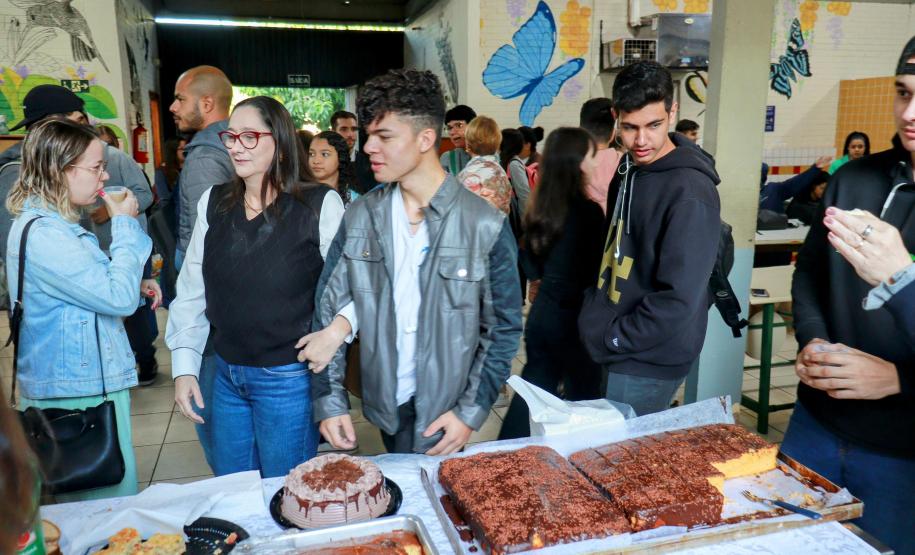 Colégio Helena Kolody, em Cambé, promove acolhida aos estudantes na retomada das aulas