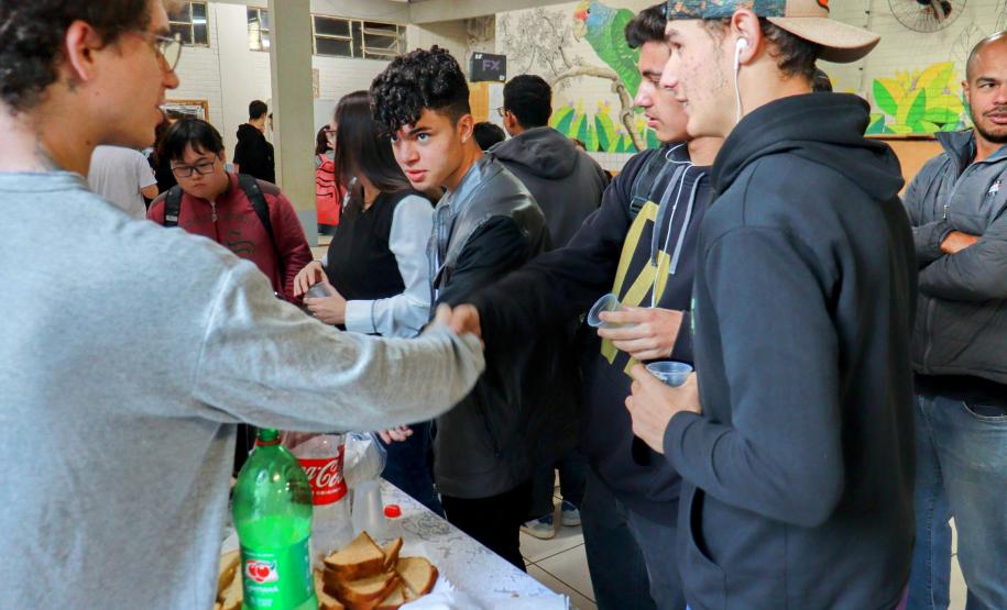Colégio Helena Kolody, em Cambé, promove acolhida aos estudantes na retomada das aulas
