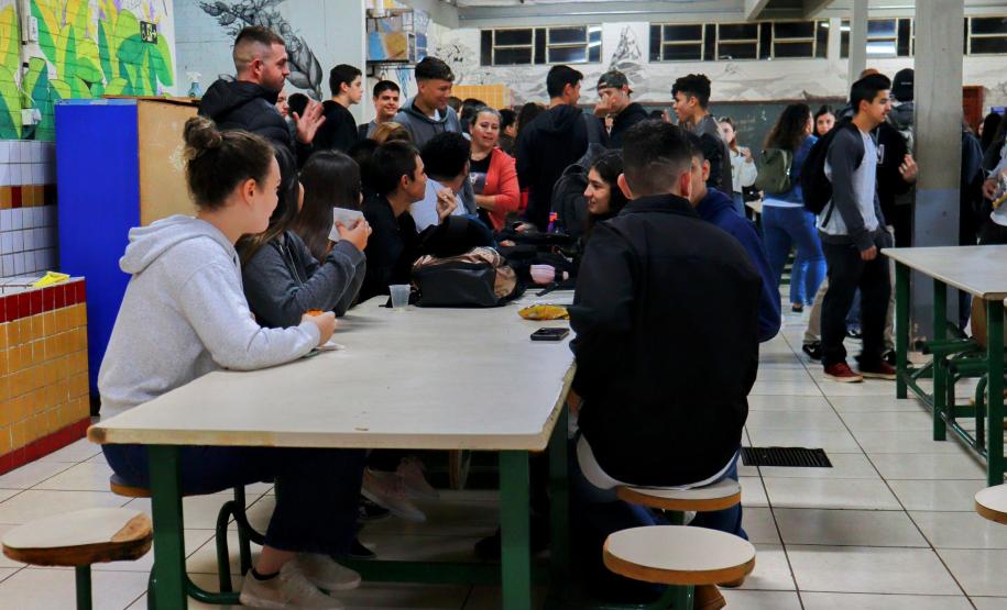 Colégio Helena Kolody, em Cambé, promove acolhida aos estudantes na retomada das aulas