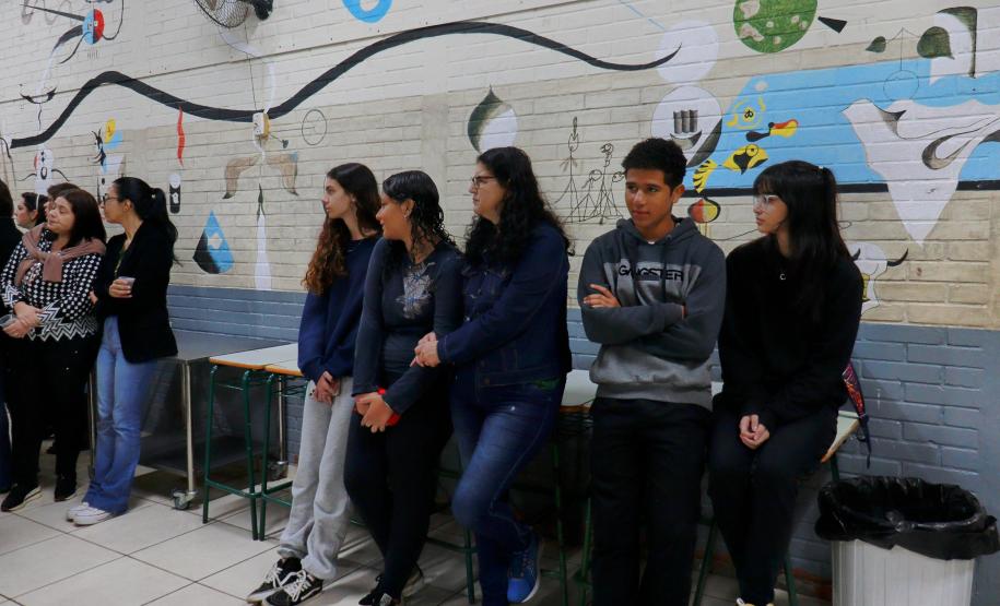 Colégio Helena Kolody, em Cambé, promove acolhida aos estudantes na retomada das aulas