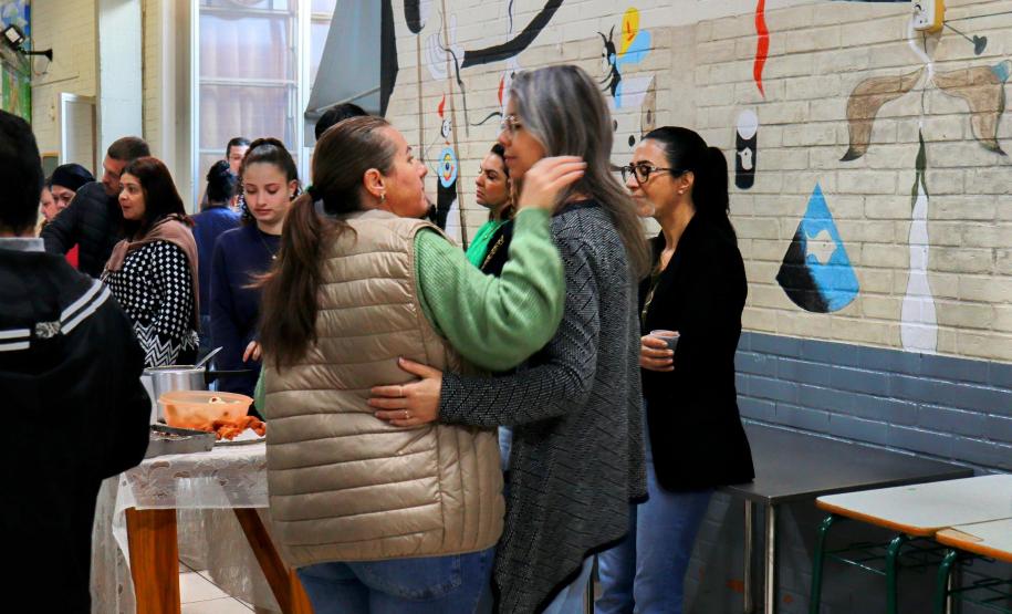 Colégio Helena Kolody, em Cambé, promove acolhida aos estudantes na retomada das aulas