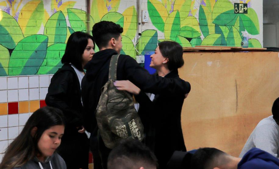 Colégio Helena Kolody, em Cambé, promove acolhida aos estudantes na retomada das aulas