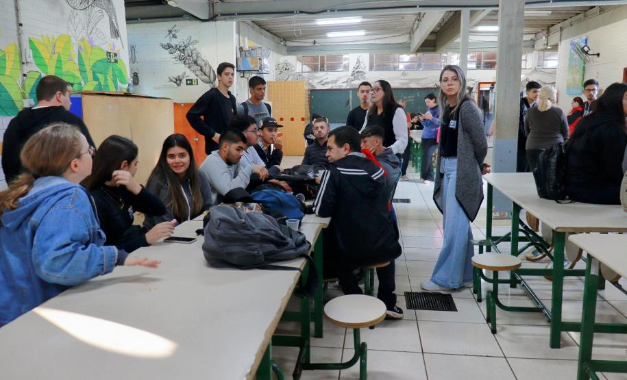 Colégio Helena Kolody, em Cambé, promove acolhida aos estudantes na retomada das aulas