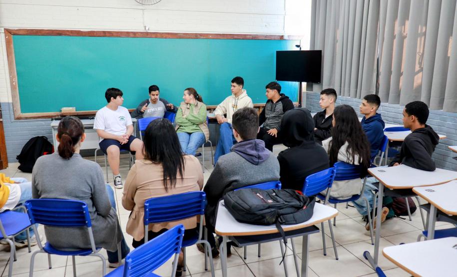 Colégio Helena Kolody, em Cambé, promove acolhida aos estudantes na retomada das aulas