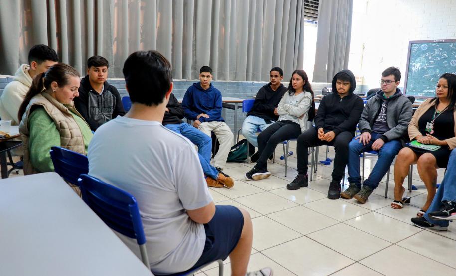 Colégio Helena Kolody, em Cambé, promove acolhida aos estudantes na retomada das aulas