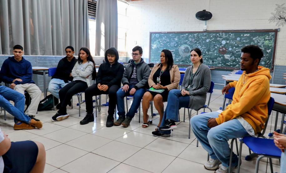 Colégio Helena Kolody, em Cambé, promove acolhida aos estudantes na retomada das aulas