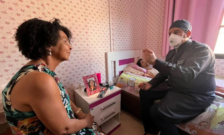 Projeto da UEL leva atendimento odontológico humanizado a pacientes acamados