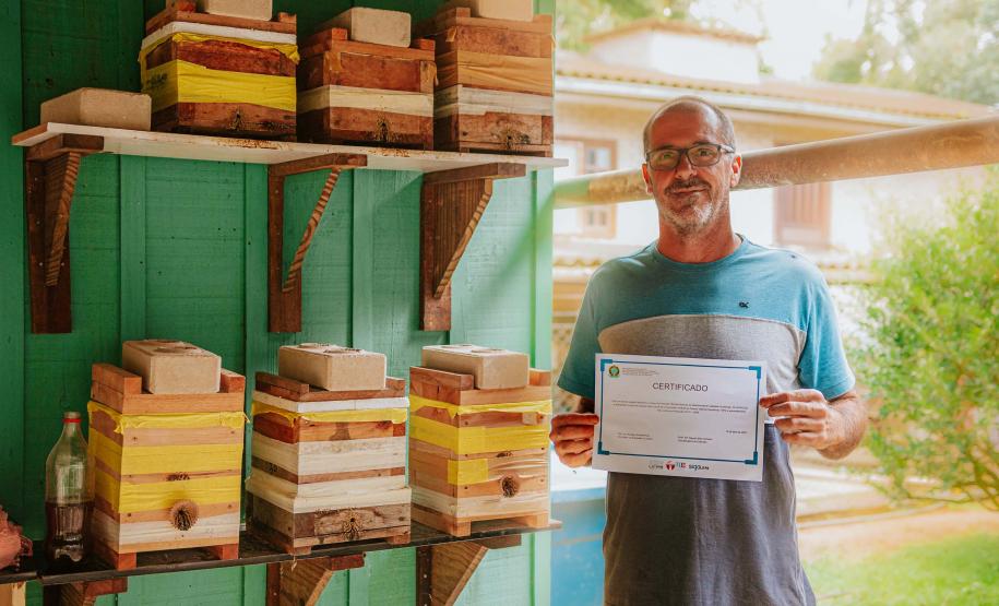 Com apoio do Estado, projeto que estimula produção de mel em Morretes completa um ano