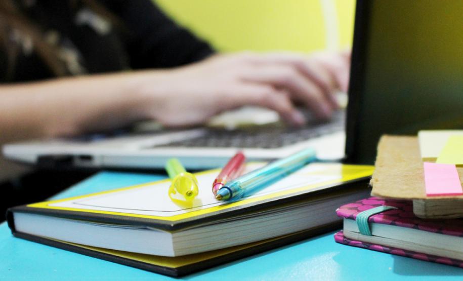 UEL oferta curso gratuito de especialização com foco em tecnologia e educação