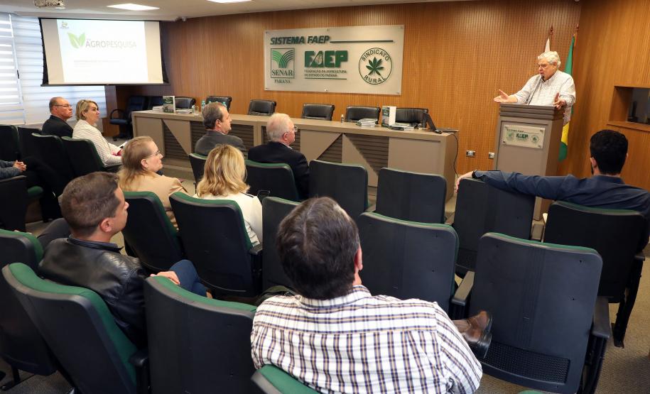 Rede AgroParaná lança livro com 35 pesquisas sobre conservação de solo e água