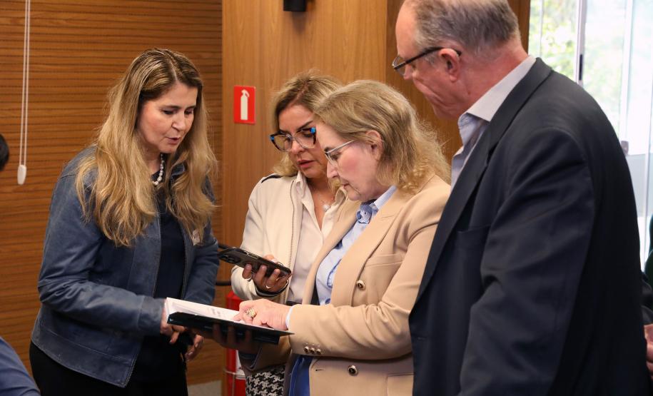 Rede AgroParaná lança livro com 35 pesquisas sobre conservação de solo e água