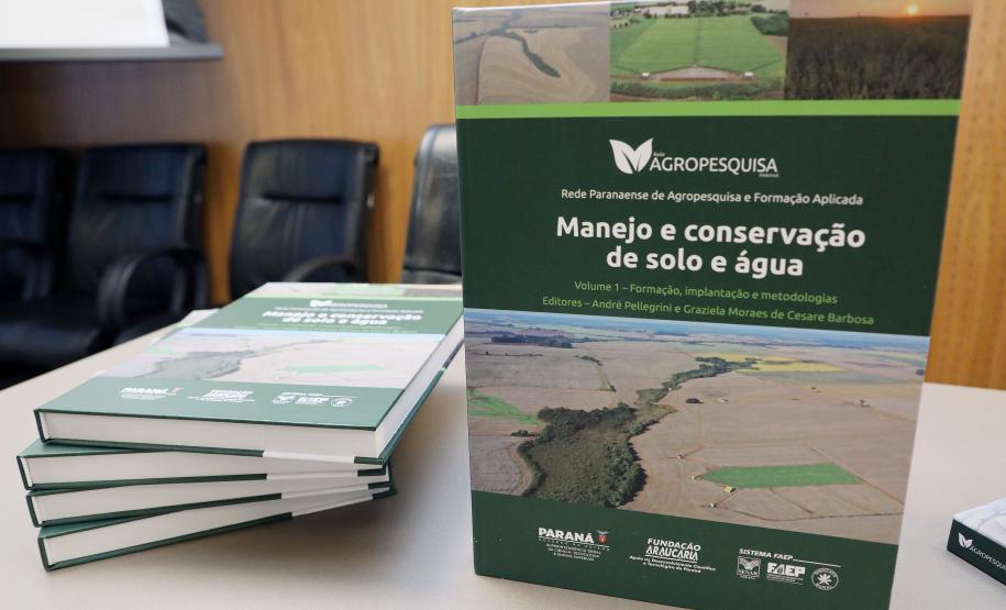 Rede AgroParaná lança livro com 35 pesquisas sobre conservação de solo e água