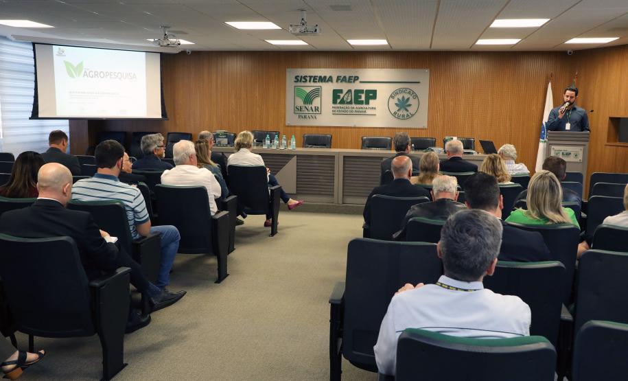 Rede AgroParaná lança livro com 35 pesquisas sobre conservação de solo e água