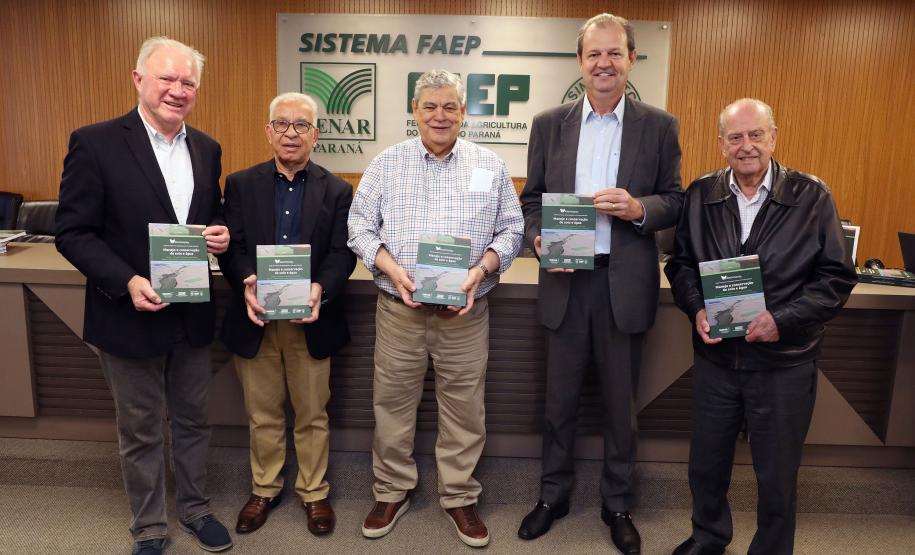 Rede AgroParaná lança livro com 35 pesquisas sobre conservação de solo e água