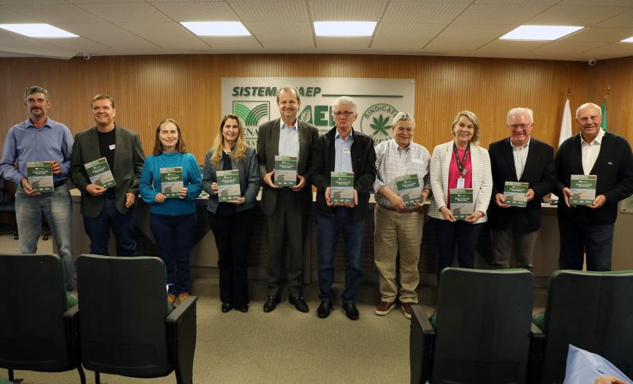 Rede AgroParaná lança livro com 35 pesquisas sobre conservação de solo e água