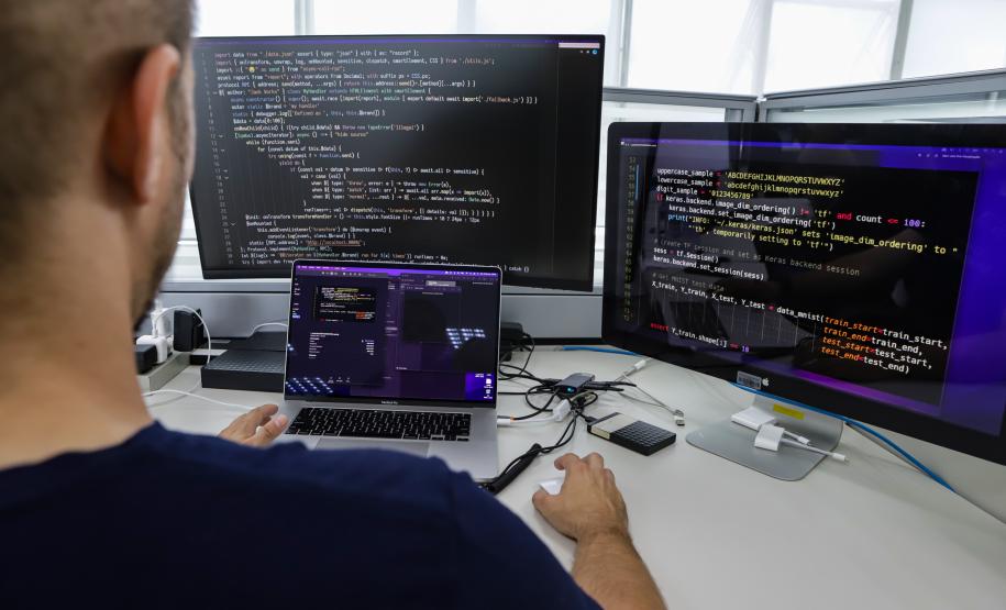 Governador autoriza curso de Ciência de Dados e Inteligência Artificial na UEL