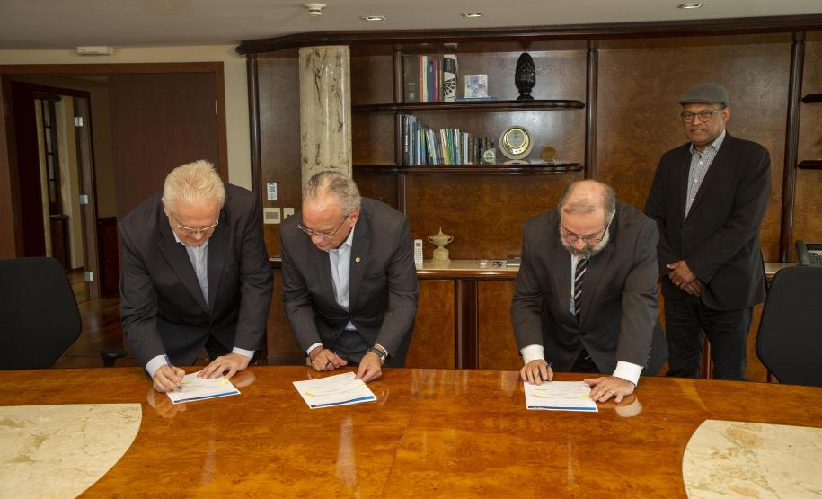 Estado e Fiep assinam acordo para fortalecer atuação de parques tecnológicos no Paraná