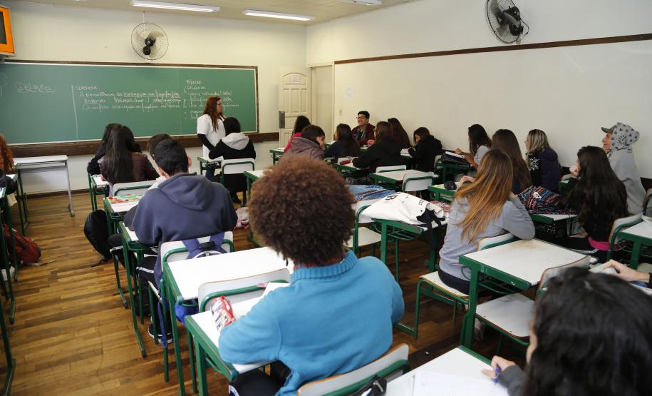 Educação prevê mais de 300 psicólogos e assistentes sociais para atuar nas escolas estaduais