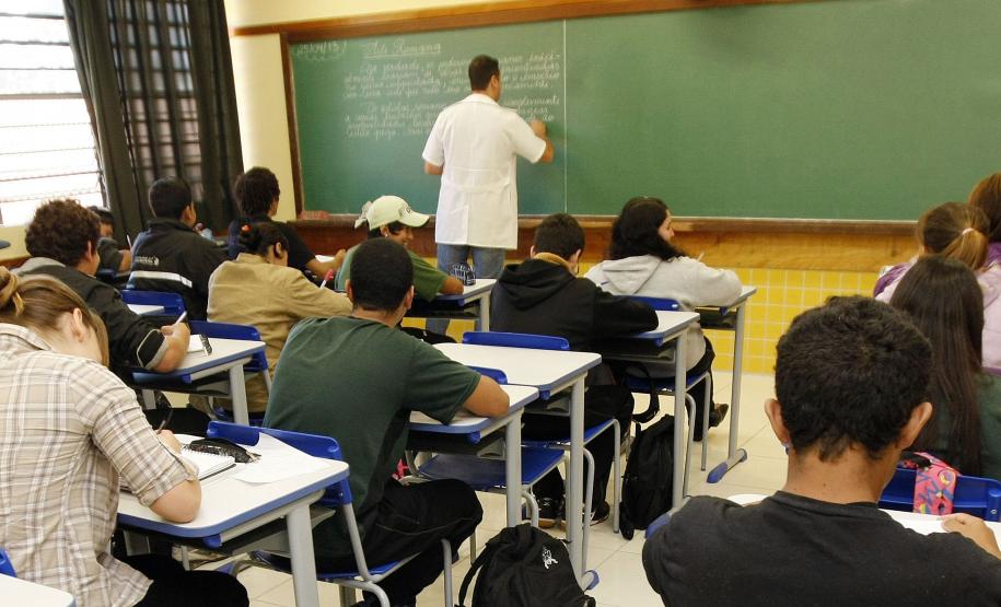 Educação prevê mais de 300 psicólogos e assistentes sociais para atuar nas escolas estaduais