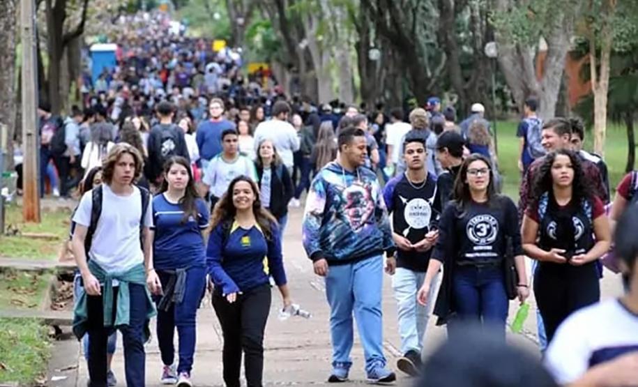 Universidade Estadual de Londrina aplica primeira fase do Vestibular 2024 neste domingo