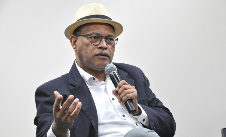 Servidores do Estado recebem ação da campanha Paraná Unidos contra o Racismo