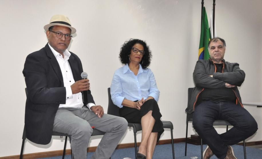 Servidores do Estado recebem ação da campanha Paraná Unidos contra o Racismo