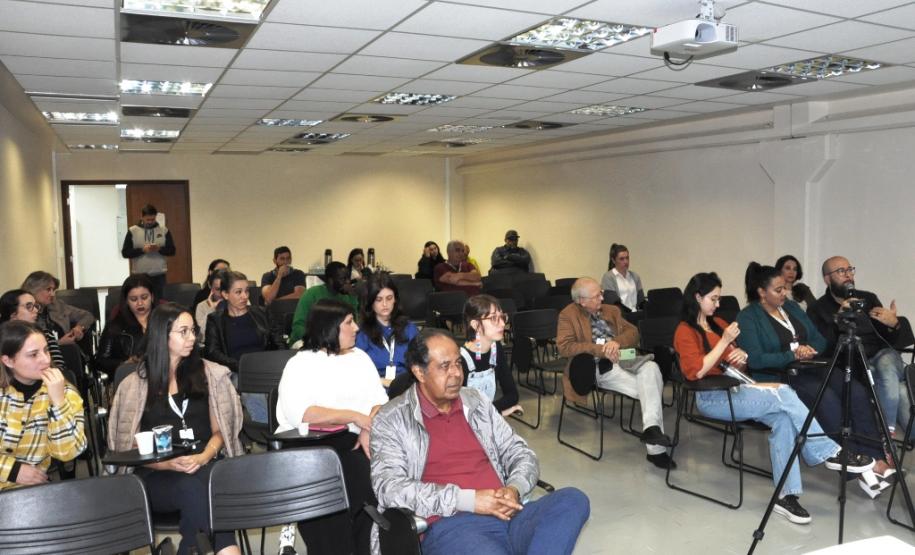 Servidores do Estado recebem ação da campanha Paraná Unidos contra o Racismo