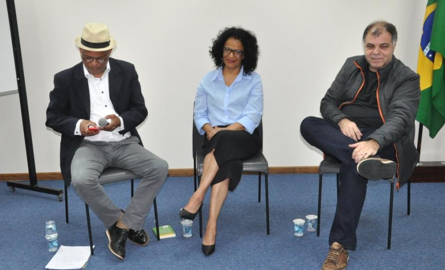 Servidores do Estado recebem ação da campanha Paraná Unidos contra o Racismo