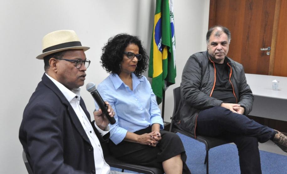 Servidores do Estado recebem ação da campanha Paraná Unidos contra o Racismo