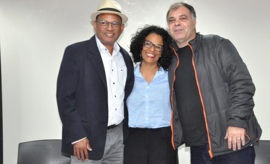 Servidores do Estado recebem ação da campanha Paraná Unidos contra o Racismo