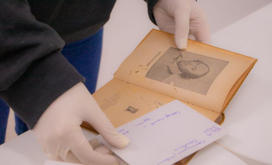 Com obra de 1888, Biblioteca da UEPG guarda mais de mil livros raros