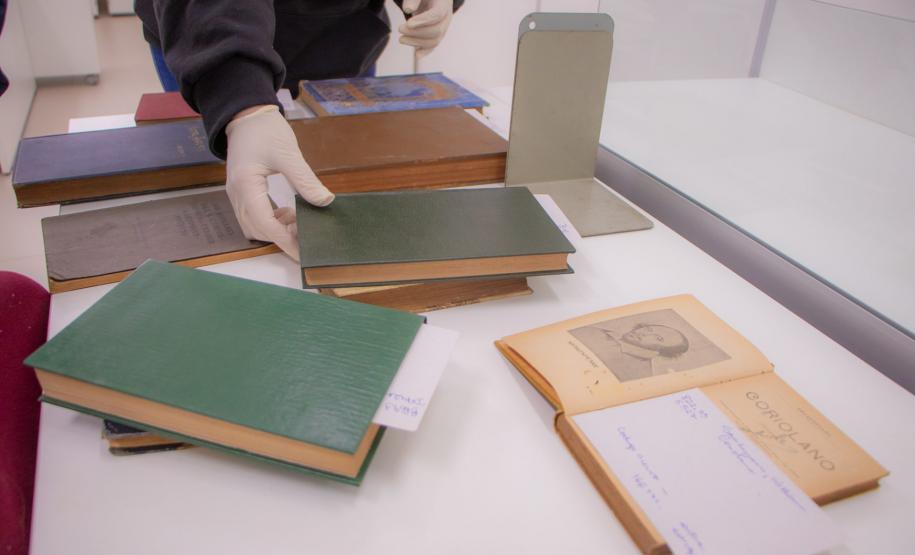 Com obra de 1888, Biblioteca da UEPG guarda mais de mil livros raros