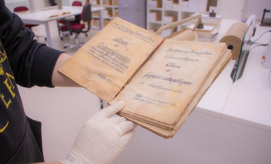 Com obra de 1888, Biblioteca da UEPG guarda mais de mil livros raros