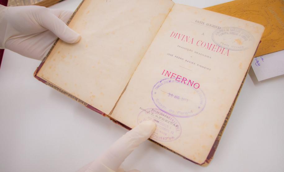 Com obra de 1888, Biblioteca da UEPG guarda mais de mil livros raros