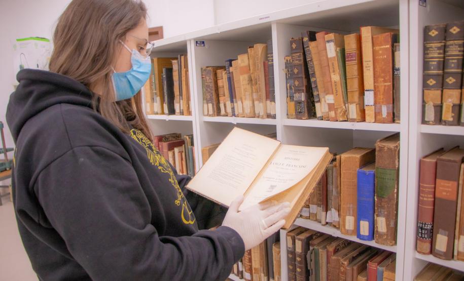 Com obra de 1888, Biblioteca da UEPG guarda mais de mil livros raros