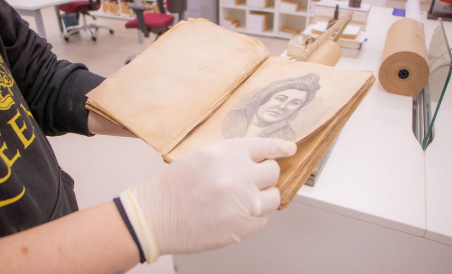 Com obra de 1888, Biblioteca da UEPG guarda mais de mil livros raros