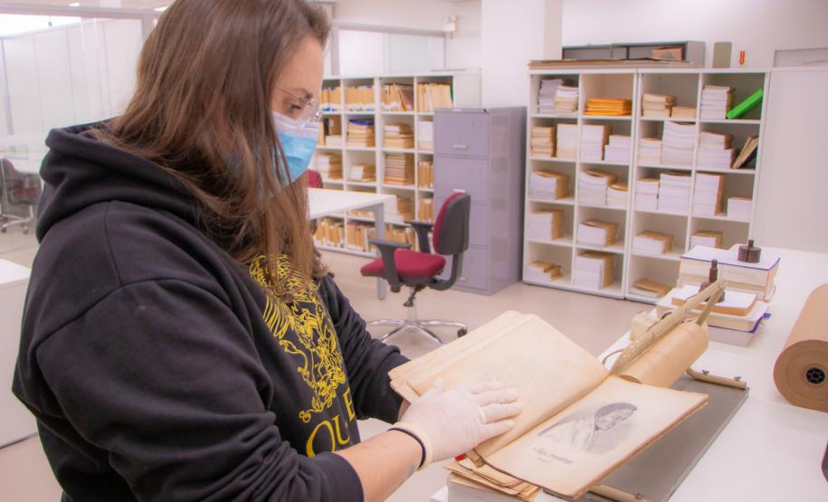 Com obra de 1888, Biblioteca da UEPG guarda mais de mil livros raros