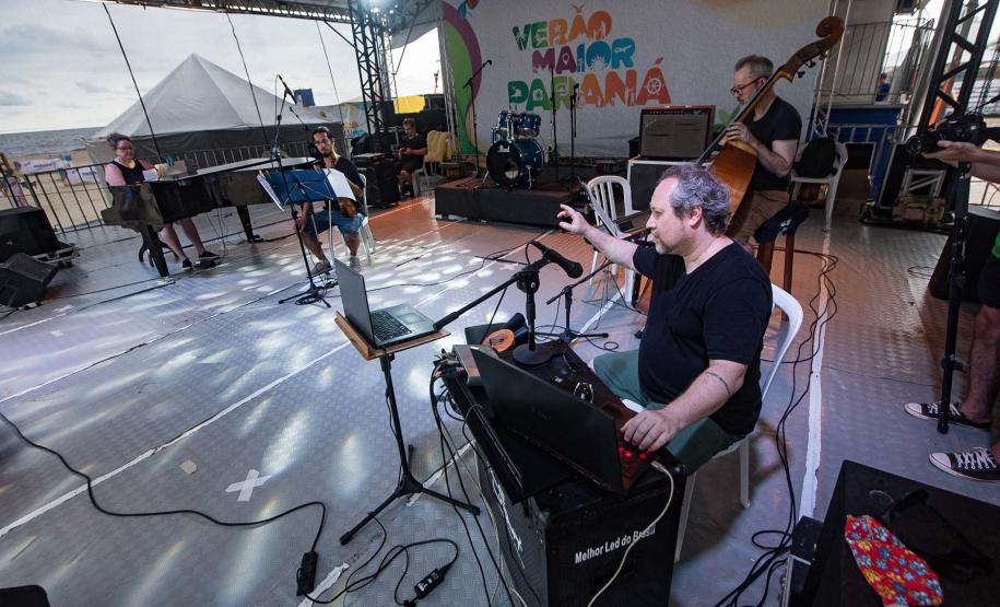 "Alice no País das Maravilhas" com trilha sonora ao vivo atrai veranistas de Matinhos