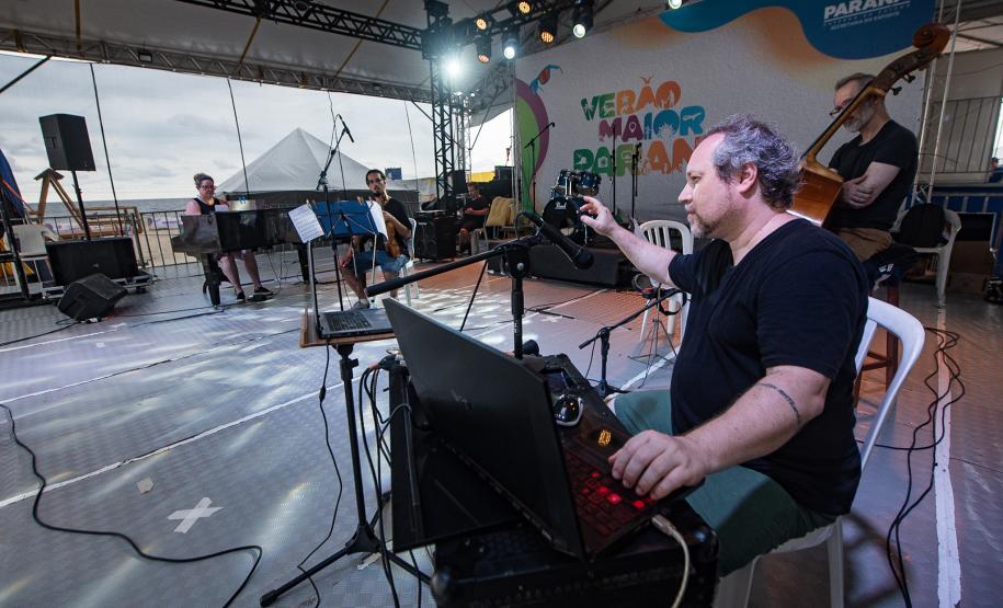 "Alice no País das Maravilhas" com trilha sonora ao vivo atrai veranistas de Matinhos