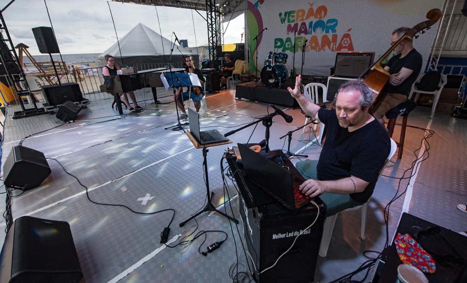 "Alice no País das Maravilhas" com trilha sonora ao vivo atrai veranistas de Matinhos