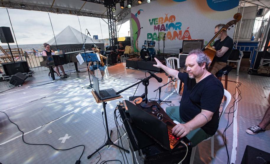 "Alice no País das Maravilhas" com trilha sonora ao vivo atrai veranistas de Matinhos