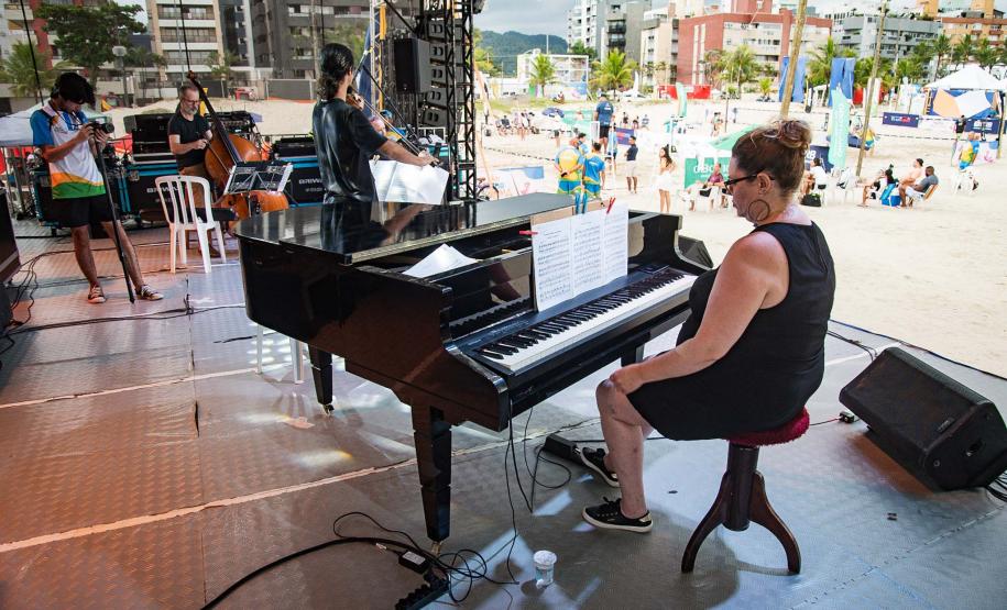 "Alice no País das Maravilhas" com trilha sonora ao vivo atrai veranistas de Matinhos