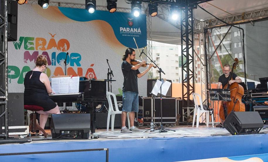 "Alice no País das Maravilhas" com trilha sonora ao vivo atrai veranistas de Matinhos