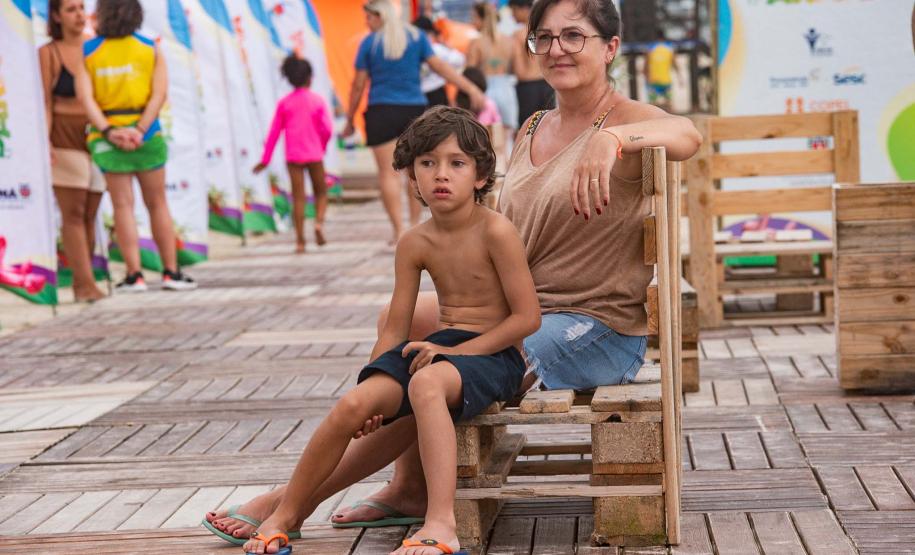 "Alice no País das Maravilhas" com trilha sonora ao vivo atrai veranistas de Matinhos