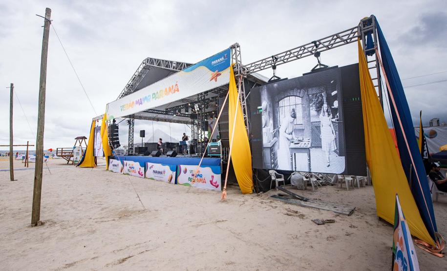 "Alice no País das Maravilhas" com trilha sonora ao vivo atrai veranistas de Matinhos