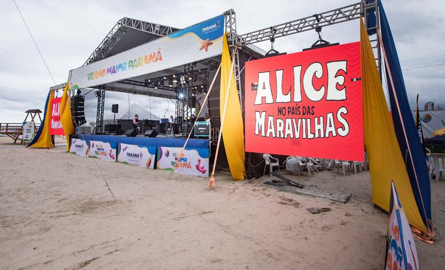 "Alice no País das Maravilhas" com trilha sonora ao vivo atrai veranistas de Matinhos